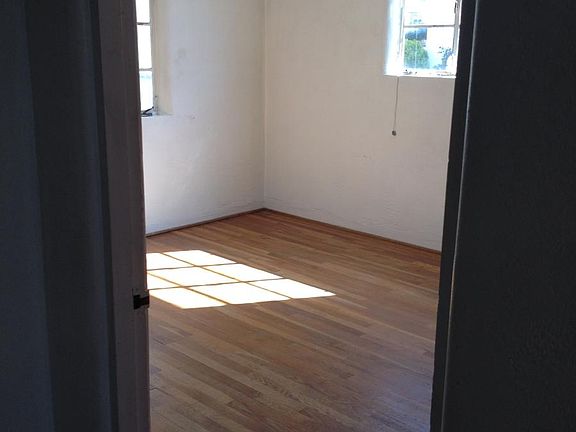 5th image of 4018 Mesa Verde Ave NE