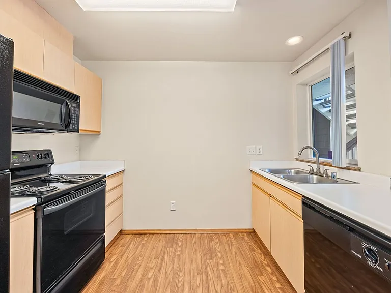 Fairway Lane Apartments — Photo 9