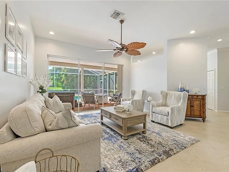 300 Wentworth Ct — Photo 2