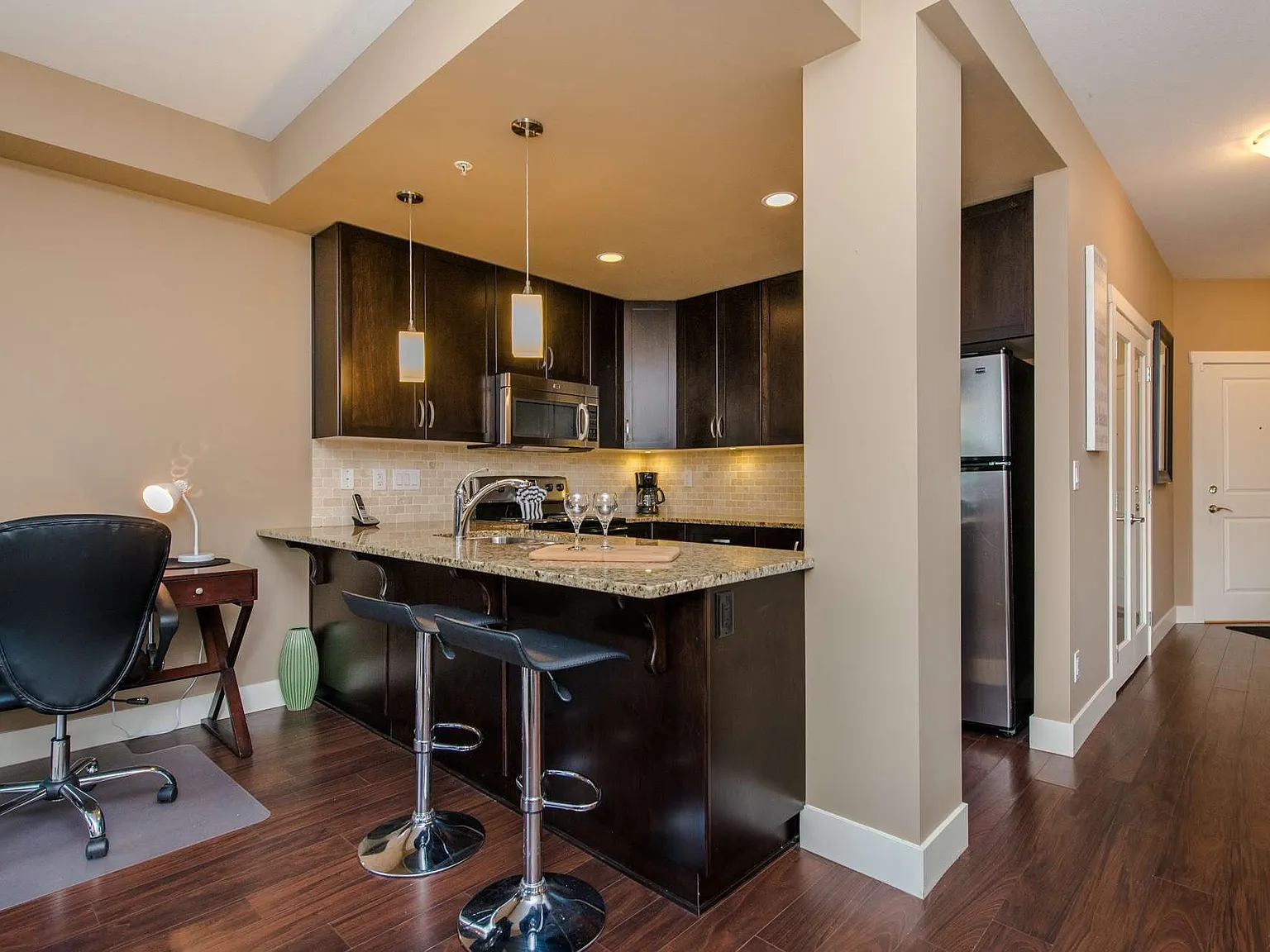 3 bed, 1100 sqft, $4,950 — Photo 3