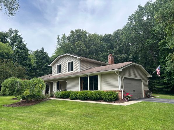 2221 Applewood Ln, Milford, MI 48381