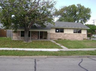 302 Sparks Dr, Grand Prairie, TX 75051