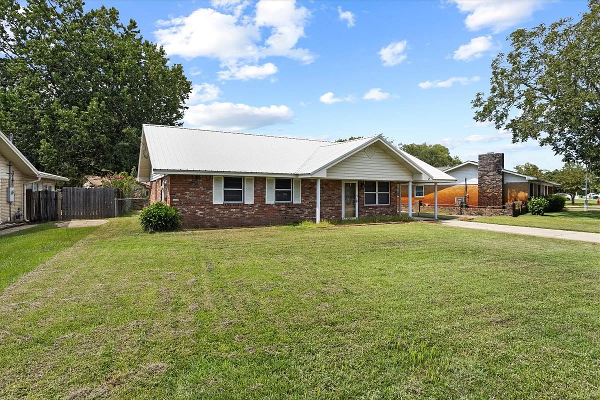 3 bed, 1.5 bath, 1472 sqft, $2,050 — Photo 2