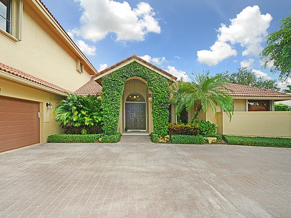 Home For Sale In Woodfield Country Club