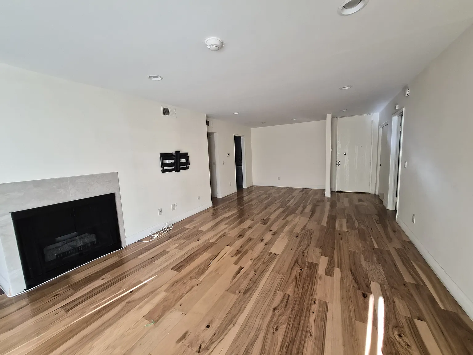 2 bed, 1313 sqft, $4,500 — Photo 4