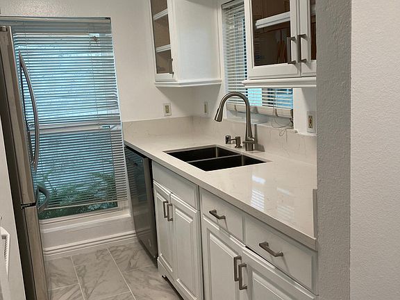 4th image of 18411 Hatteras St Unit 138