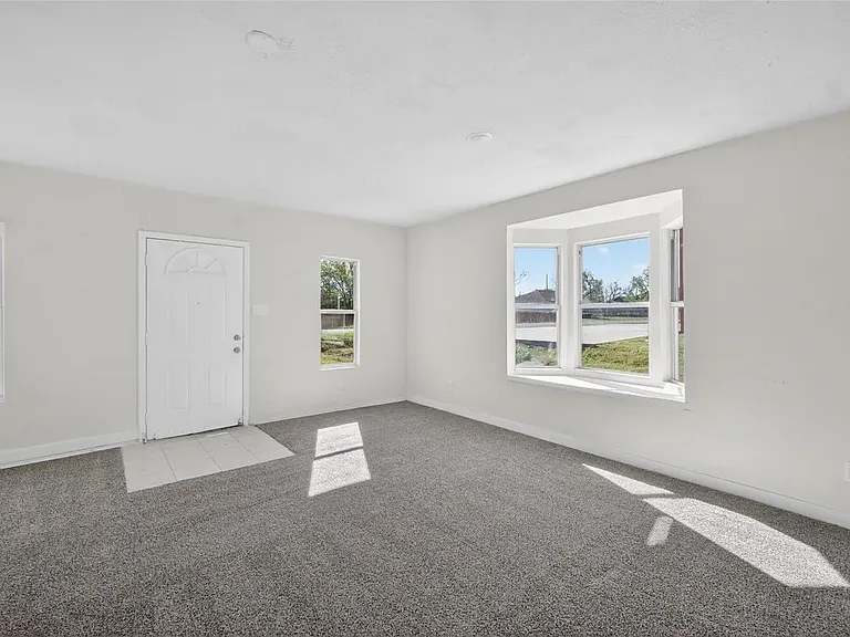 2020 Midlake Ln — Photo 12