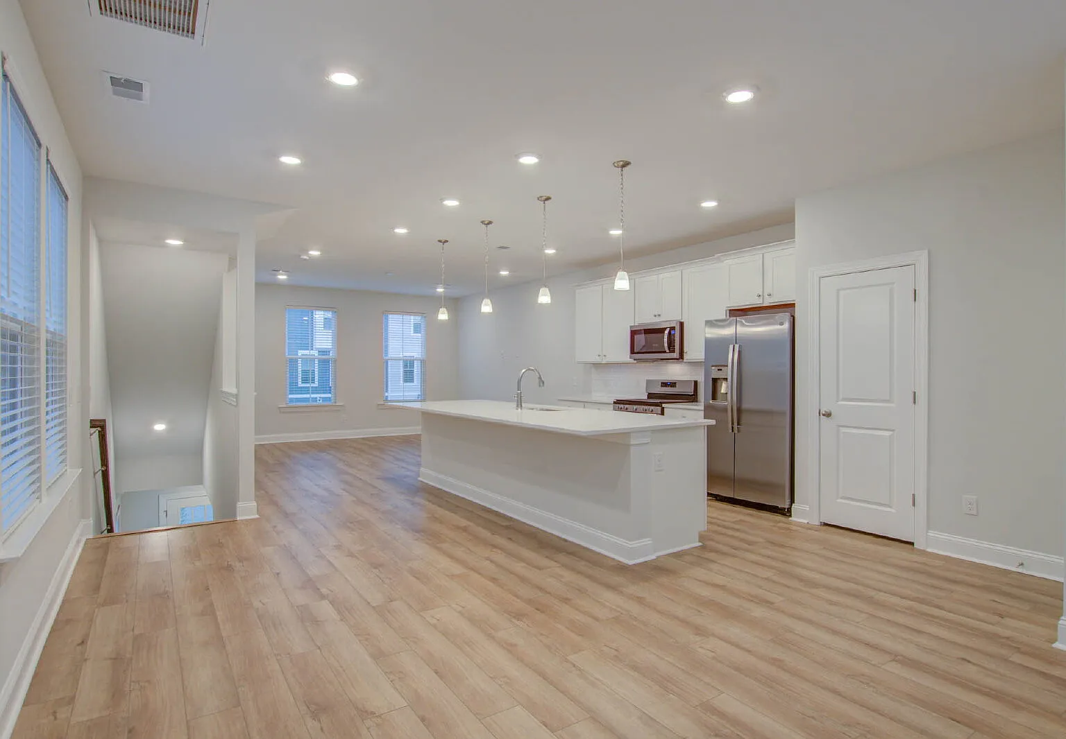 4 bed, 3.5 bath, 1941 sqft, $2,895 — Photo 2