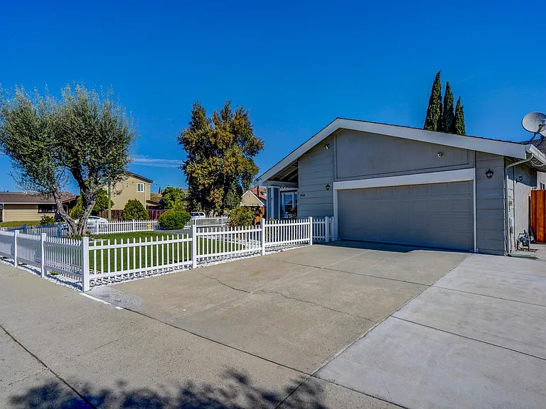 1644 Peachwood Dr — Photo 3
