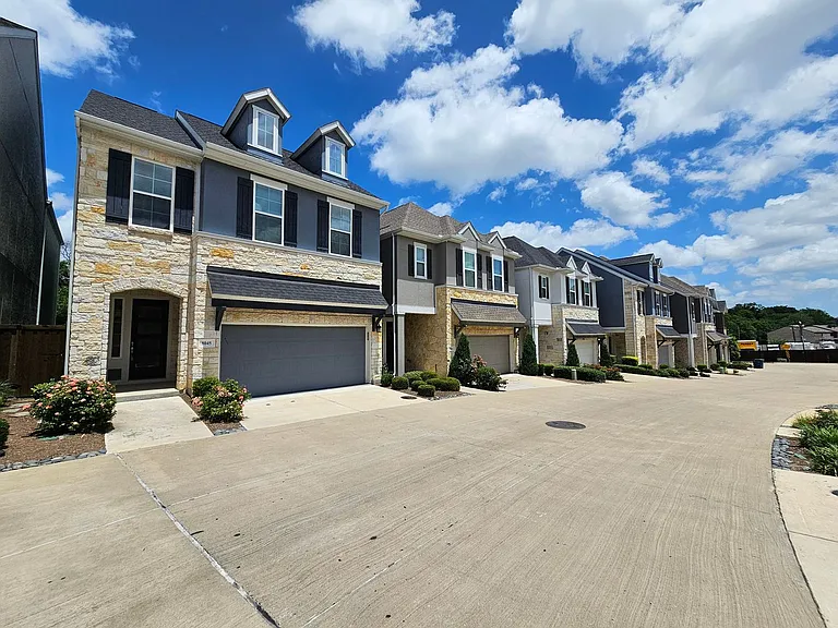 8045 Emerald Rock Dr — Photo 2