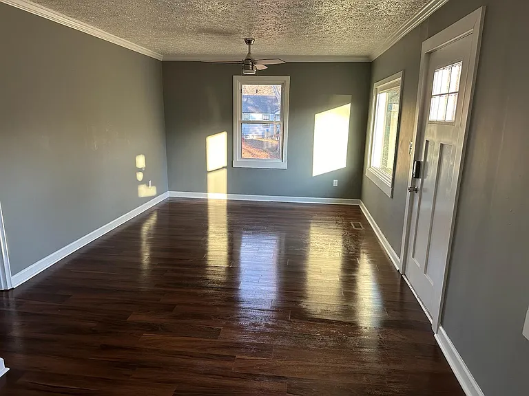 2315 Lloyd Ave — Photo 3