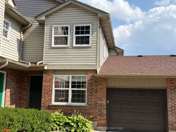 250 Keats Way #17, Waterloo, ON N2L 6J5