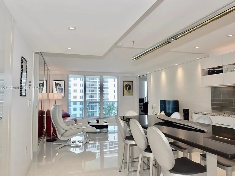 2301 Collins Ave #815/814 — Photo 5