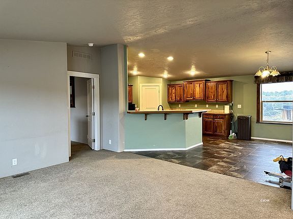 3rd image of 40 Whistler St