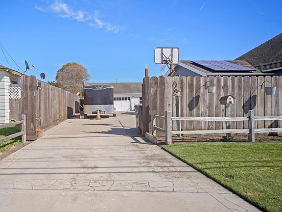 2nd image of 805 Iverson St