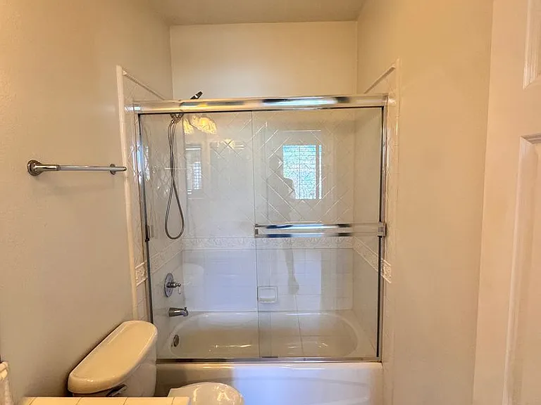 326 Manila Ave — Photo 38