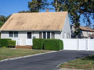 137 Plymouth St, West Babylon, NY 11704