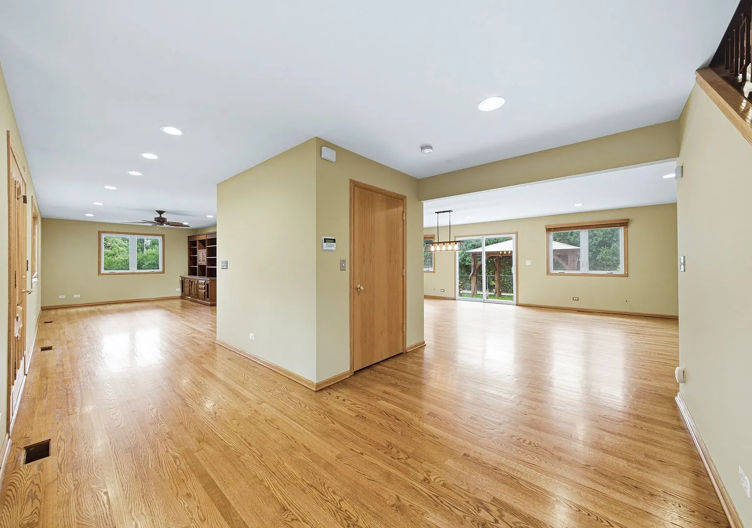 5 bed, 5.0 bath, 4500 sqft, $3,995 — Photo 2