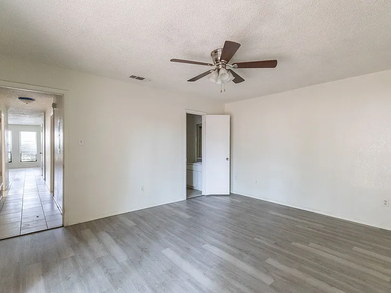 4925 Greenslope Dr — Photo 14