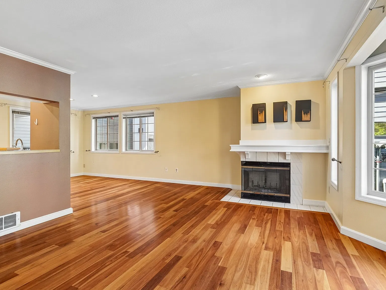 2 bed, 993 sqft, $3,190 — Photo 3