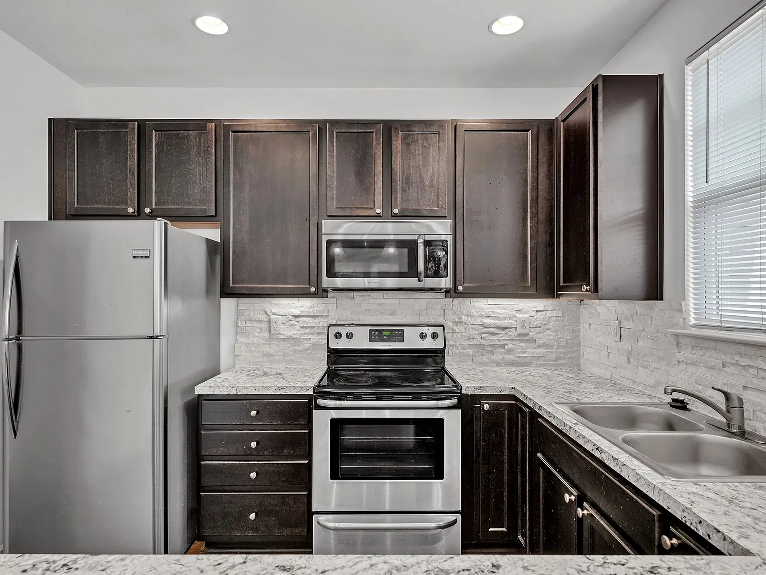2 bed, 2.5 bath, 1329 sqft, $2,300 — Photo 3