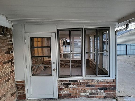 2nd image of 2501 Holiday Dr