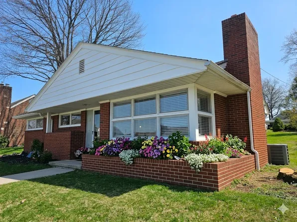 236 W Granada Ave, Hershey, PA 17033