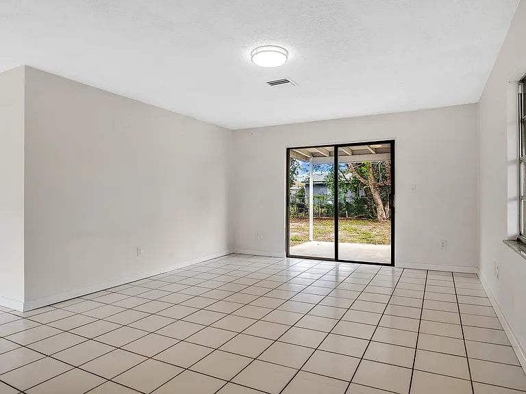 2459 Hope Ave — Photo 7
