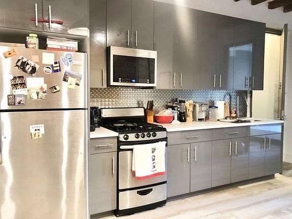2nd image of 425 Wythe Ave APT 3