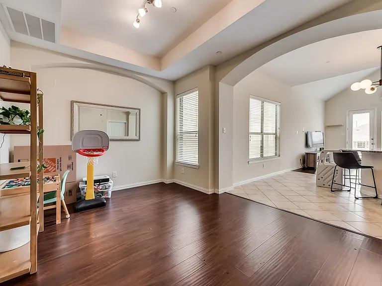 1916 Lantana Ln — Photo 8