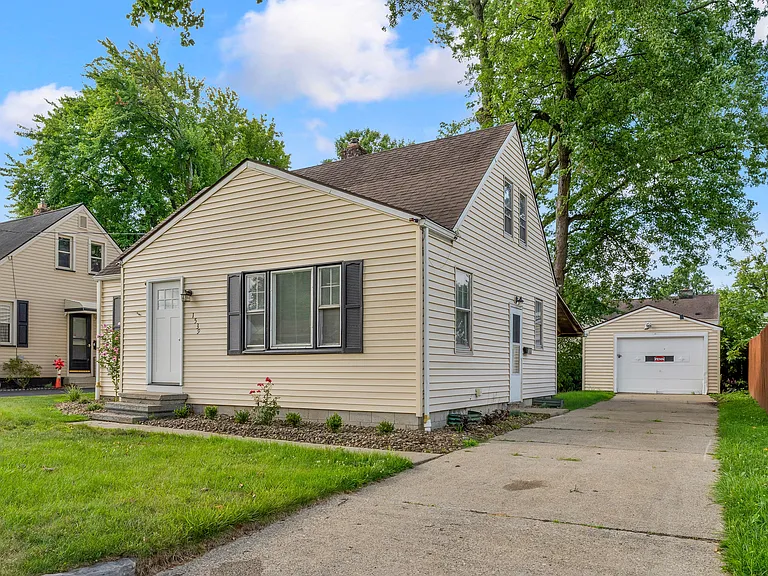1539 Weston Ave — Photo 3