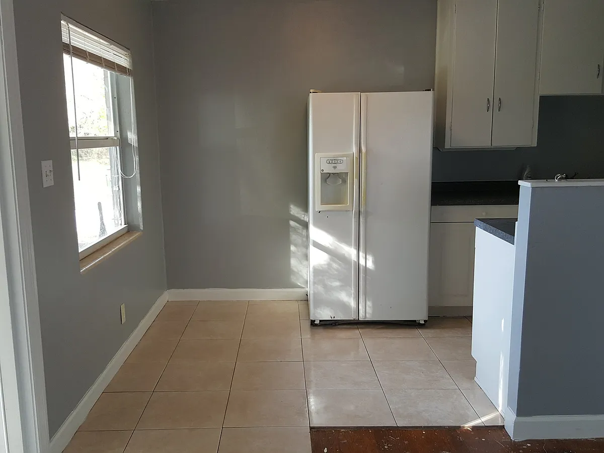 Building Photo - 532 W De Soto St