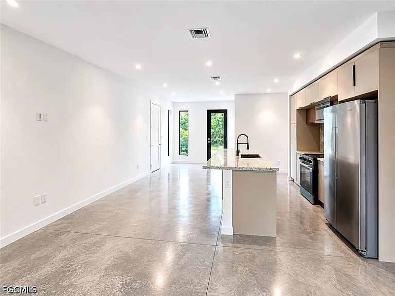 2402 George Ave S — Photo 3