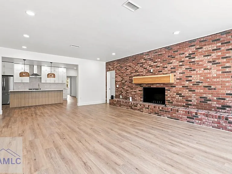 762 E Bay St — Photo 24