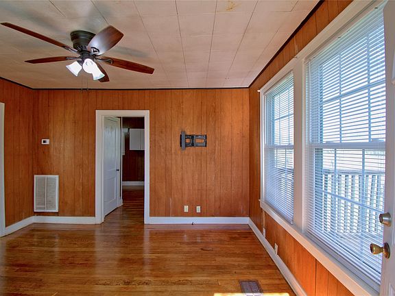 4th image of 8402 Elroy Rd