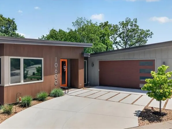 10600 Chateau Ln, Parkville, MO 64152