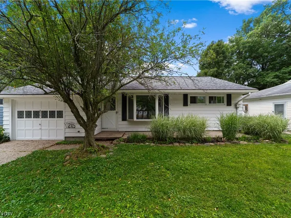8991 Lynnhaven Rd, Parma Heights, OH 44130