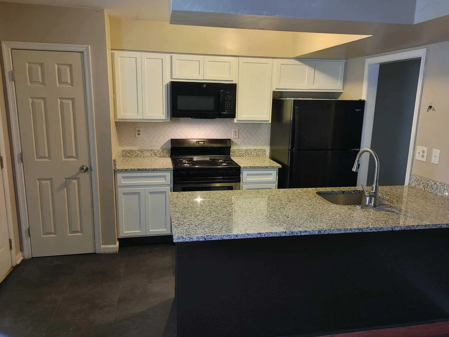 1413 Kemper St — Photo 2