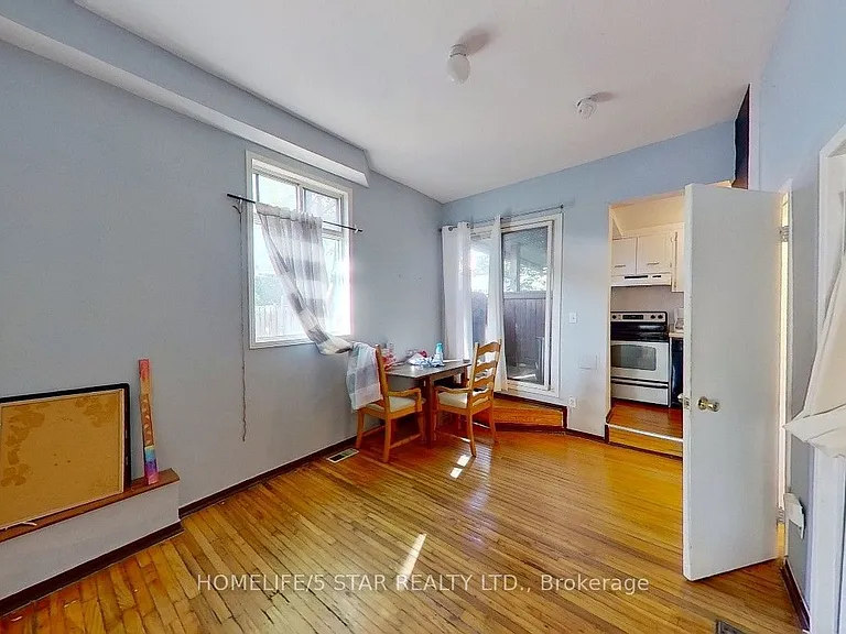 221 Bathurst St #4 — Photo 2
