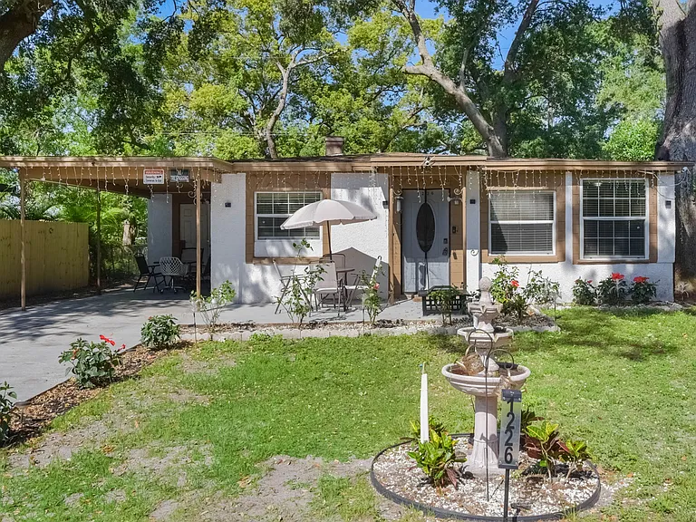 1226 Dewey Ave — Photo 1
