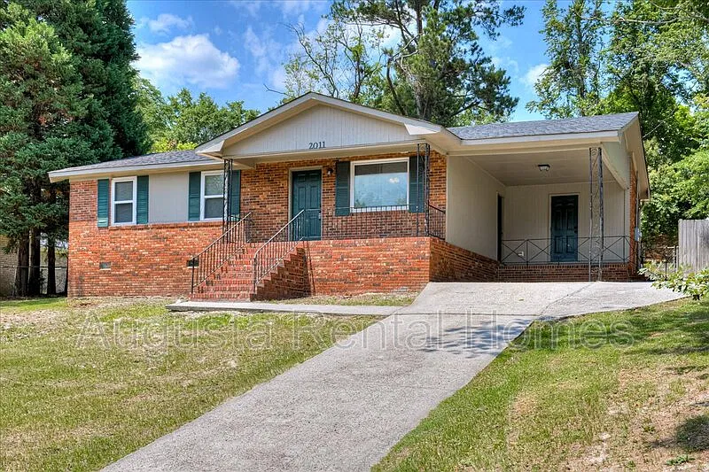 3 bed, 1.5 bath, 1300 sqft, $1,300 — Photo 2