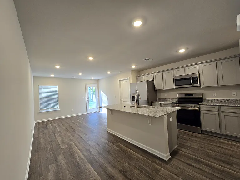 1128 Russell Ave — Photo 4