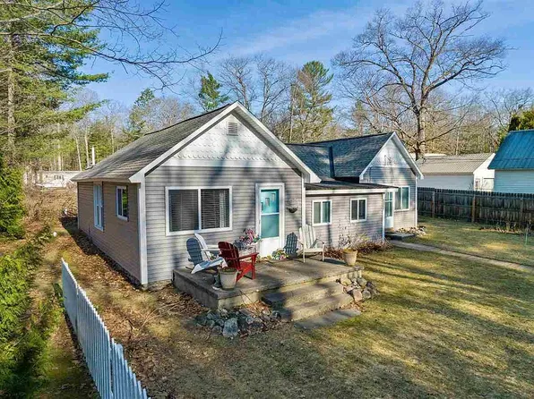 1457 Chapman St, Indian River, MI 49749