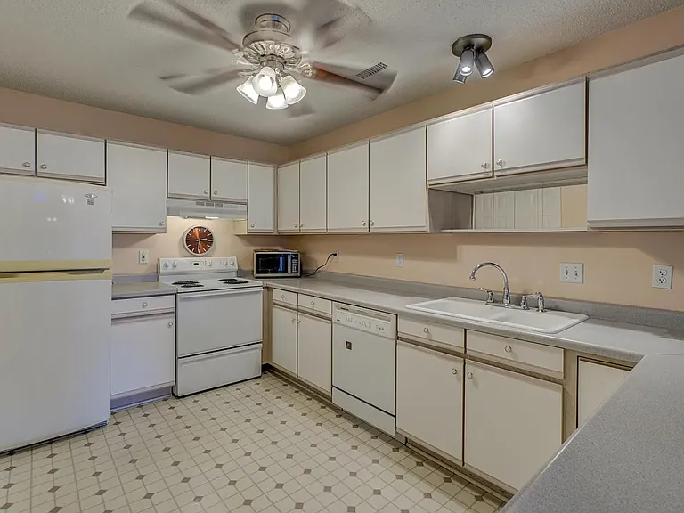 1300 Carriage Dr #A — Photo 15