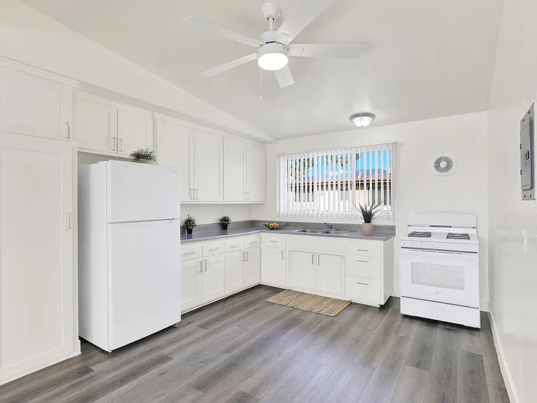 Serrano Apartments — Photo 12