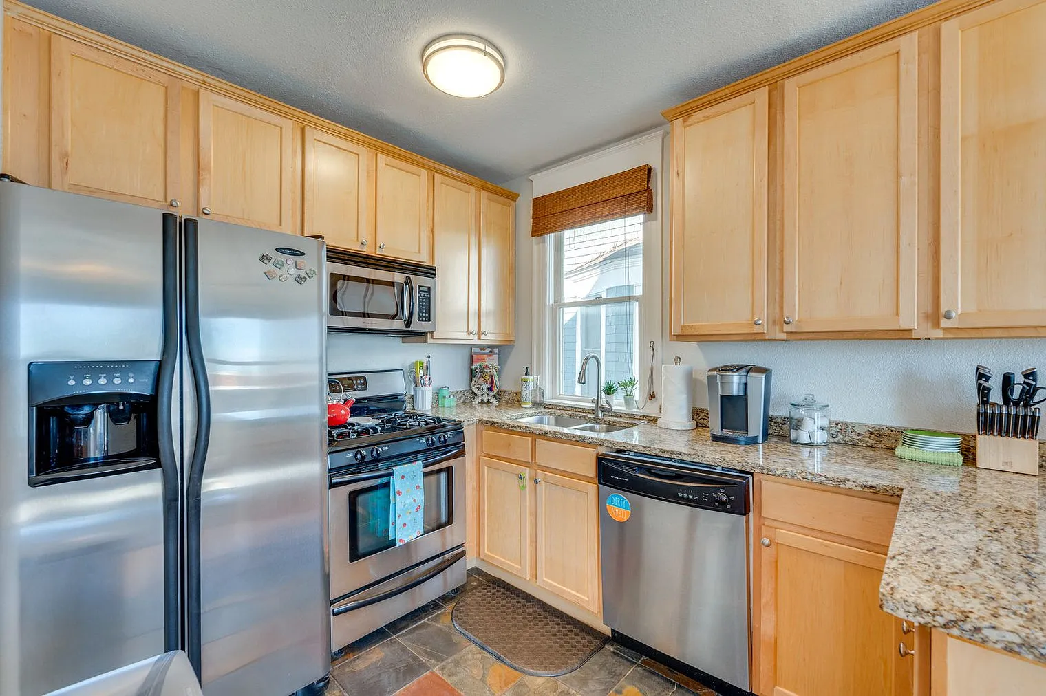 2 bed, 1.0 bath, 1130 sqft, $5,217 — Photo 3