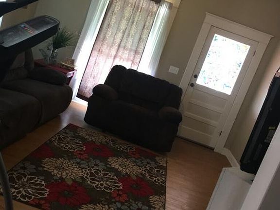 4th image of 403 N Silver St