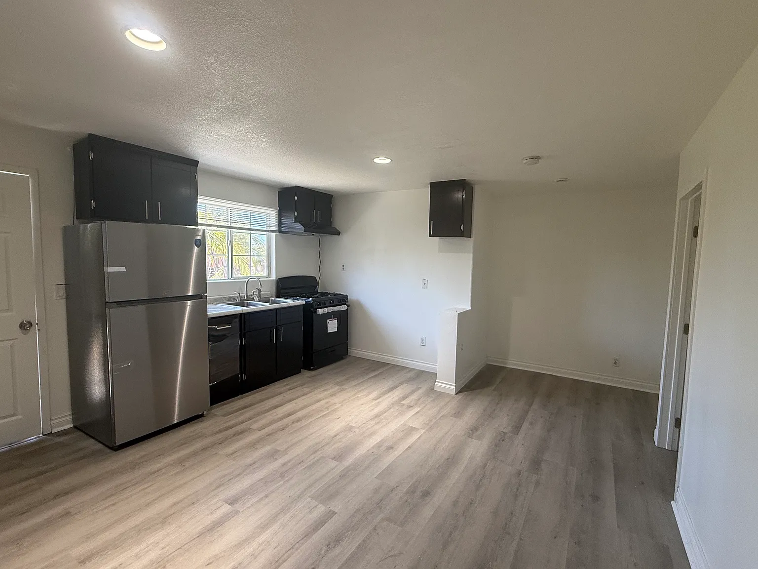 1 bed, 425 sqft, $1,800 — Photo 2