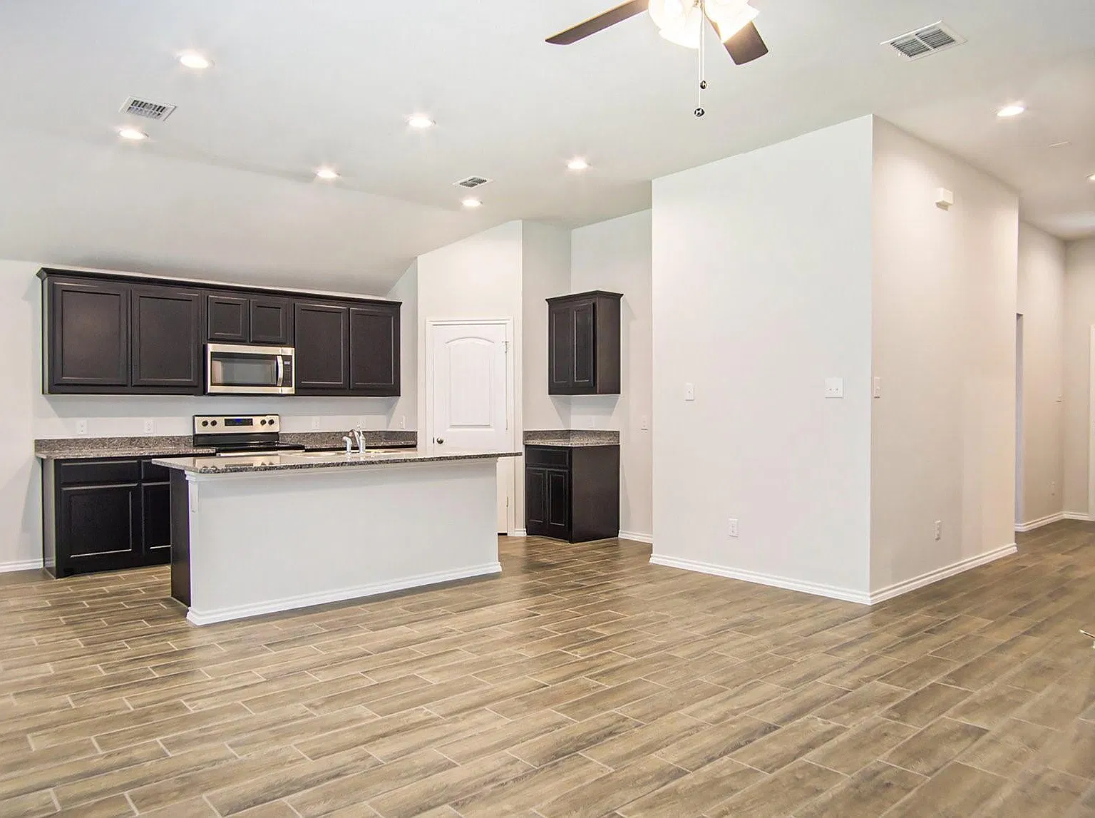 3 bed, 1586 sqft, $2,275 — Photo 3