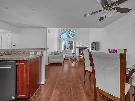 3rd image of 5520 Owensmouth Ave APT 304